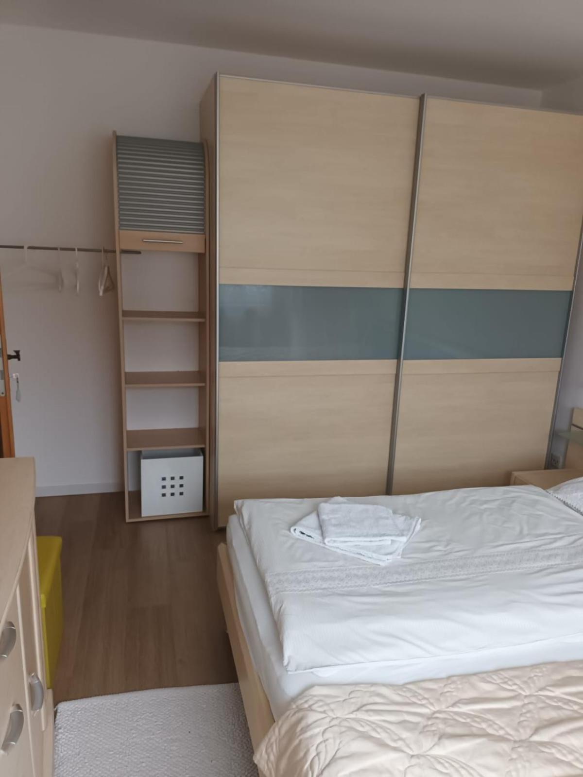 And Fair In - Messe - Appartement